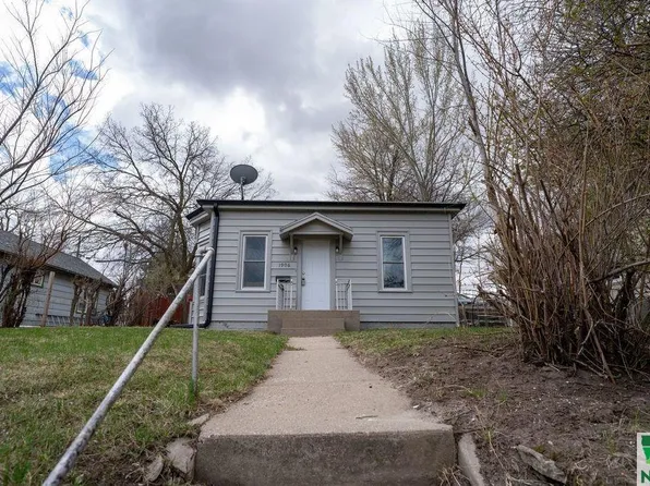 1906 W 3rd St, Sioux City, IA 51103