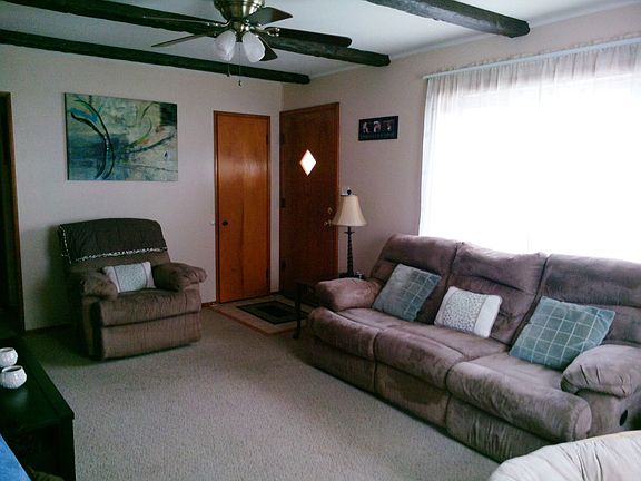 Living Room 17'3"x11'6"