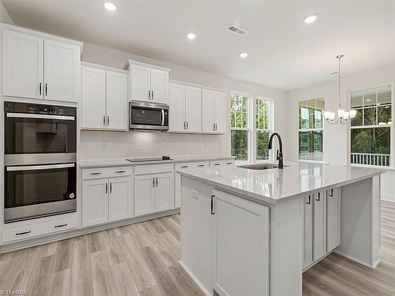 4th image of 806 Brookfield Dr