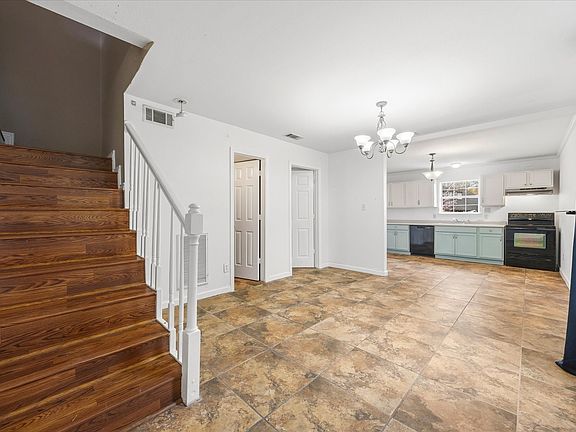 3rd image of 208 Trout St