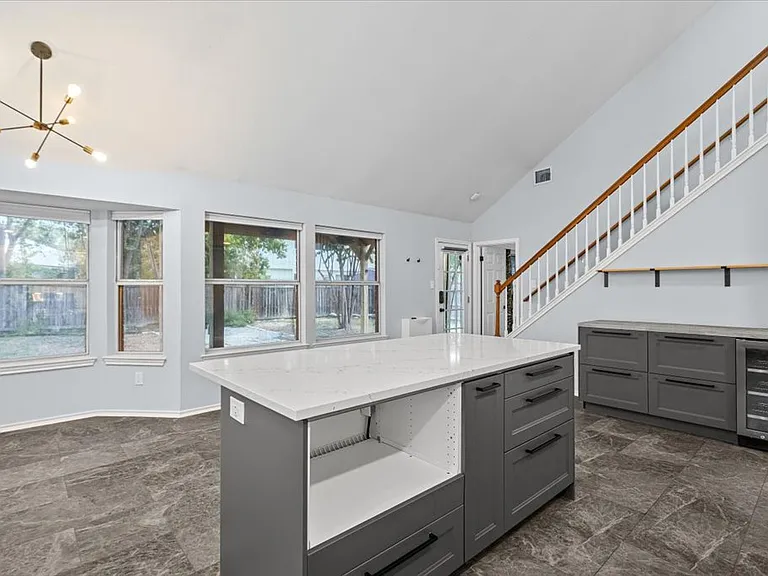 910 Markham Ln — Photo 10