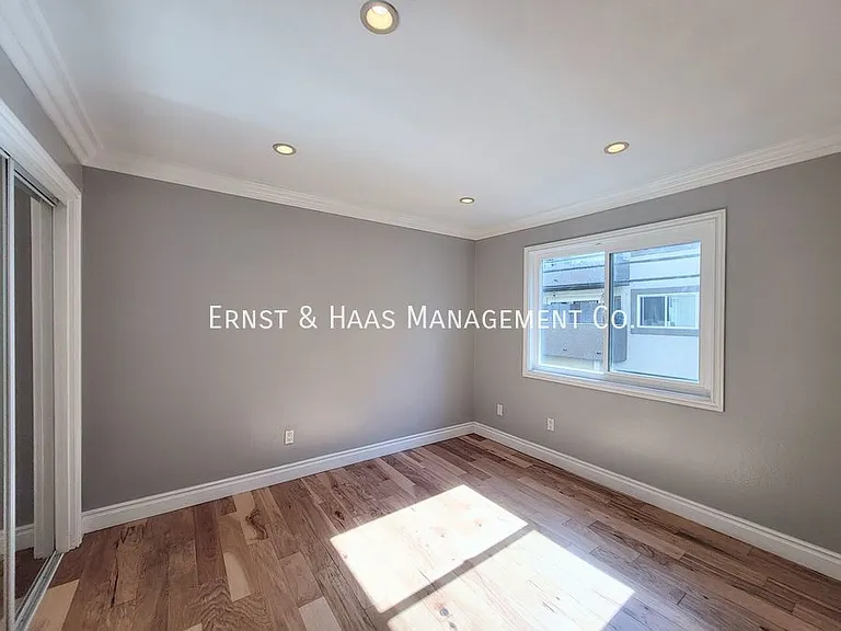421 W 6th St #103 — Photo 15