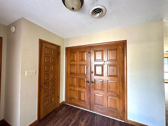 3rd image of 301 Parker Dr