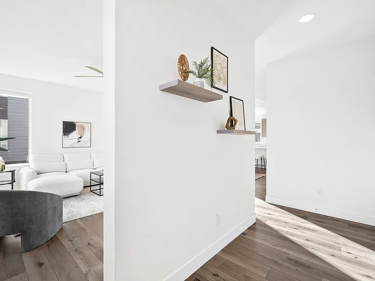 2522 N Moline St — Photo 32