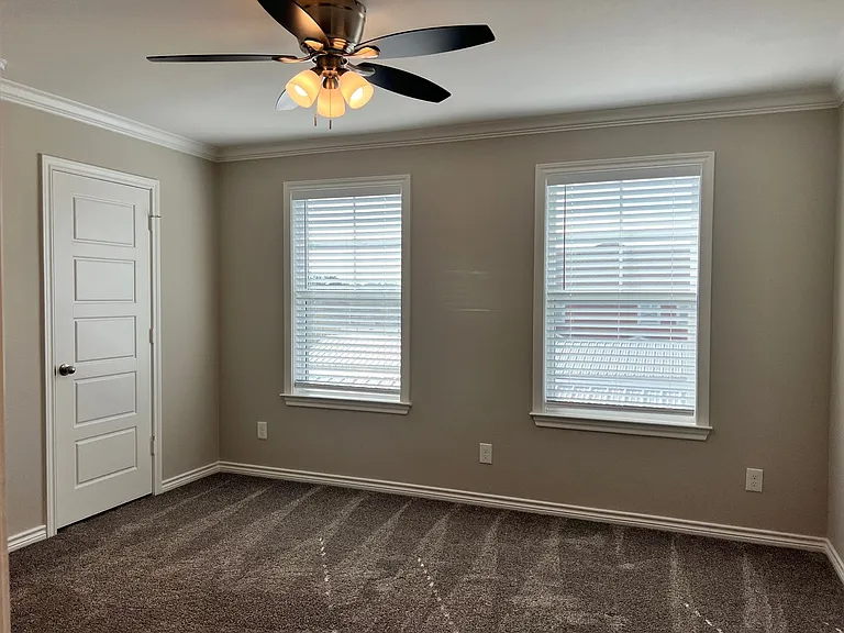 1655 S Kennedy Ave — Photo 18