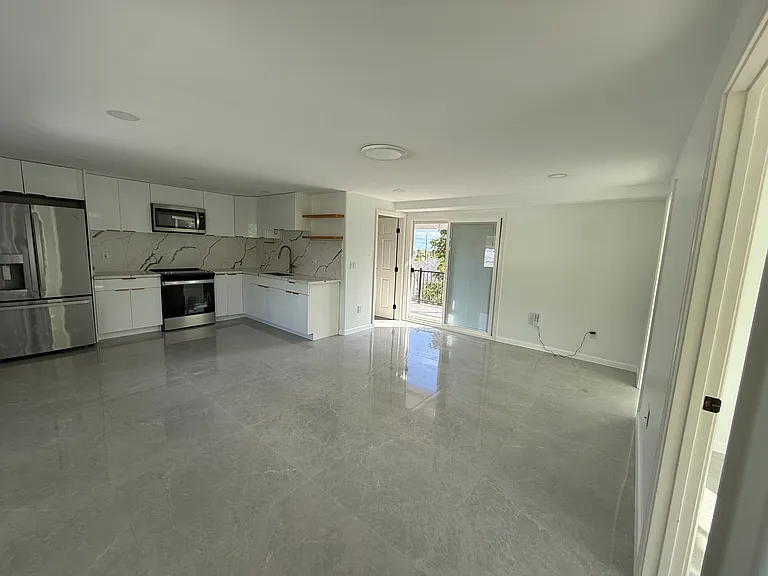 2160 Jennie St — Photo 3
