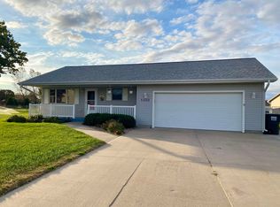 1502 N Pine Ridge Ct, Juniata, NE 68955