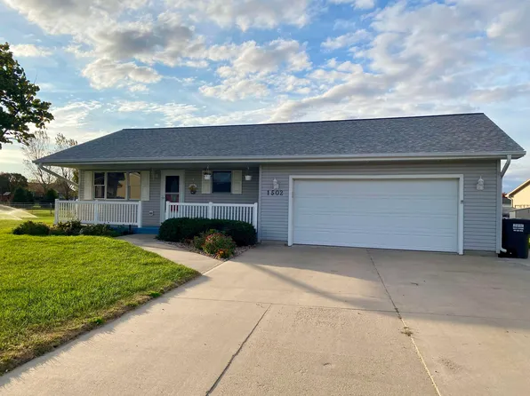 1502 N Pine Ridge Ct, Juniata, NE 68955