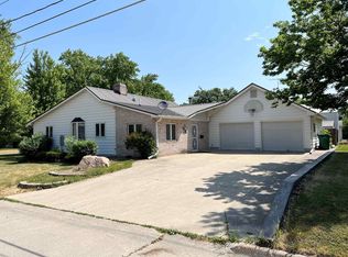 806 9th Ave SW, Independence, IA 50644