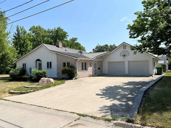 806 9th Ave SW, Independence, IA 50644