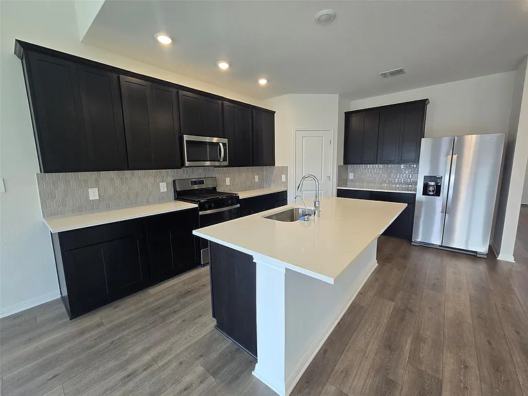715 Universal Dr — Photo 10