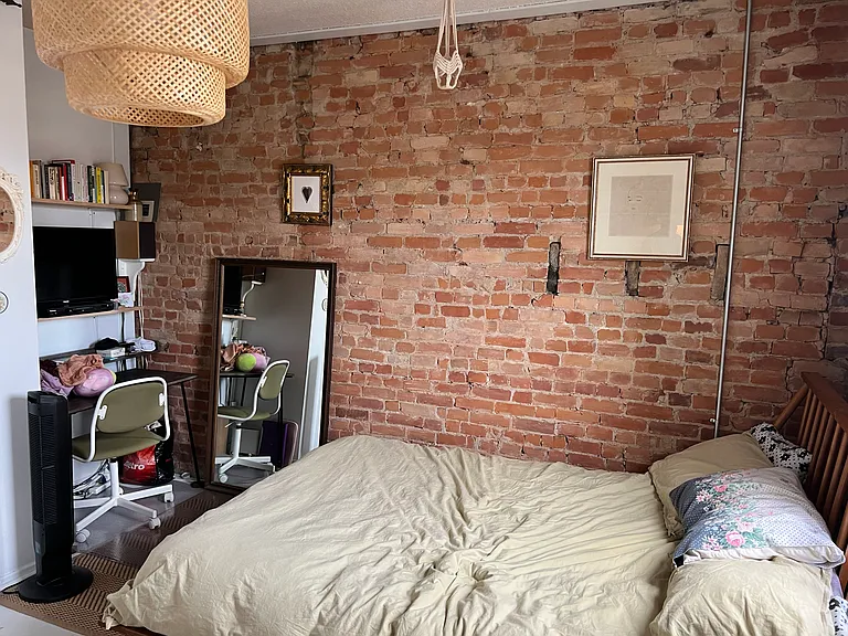 225 Gladstone Ave — Photo 7