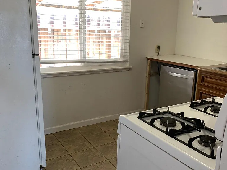 490 Doma Dr — Photo 5