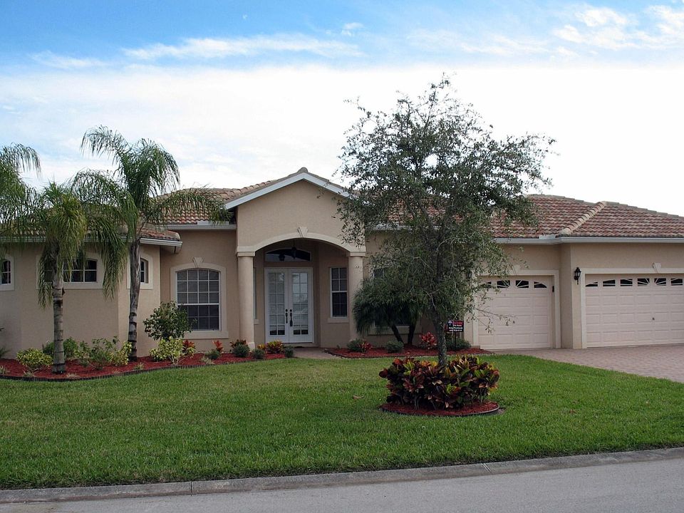 3 den or 4bdrm home on large corner lot!