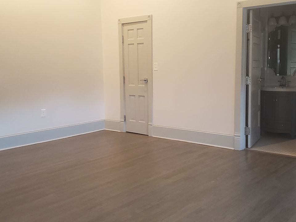 Hardwood floors in the studio.