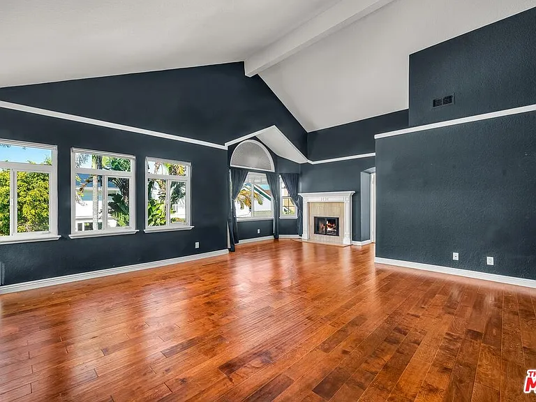 7513 W 83rd St — Photo 36