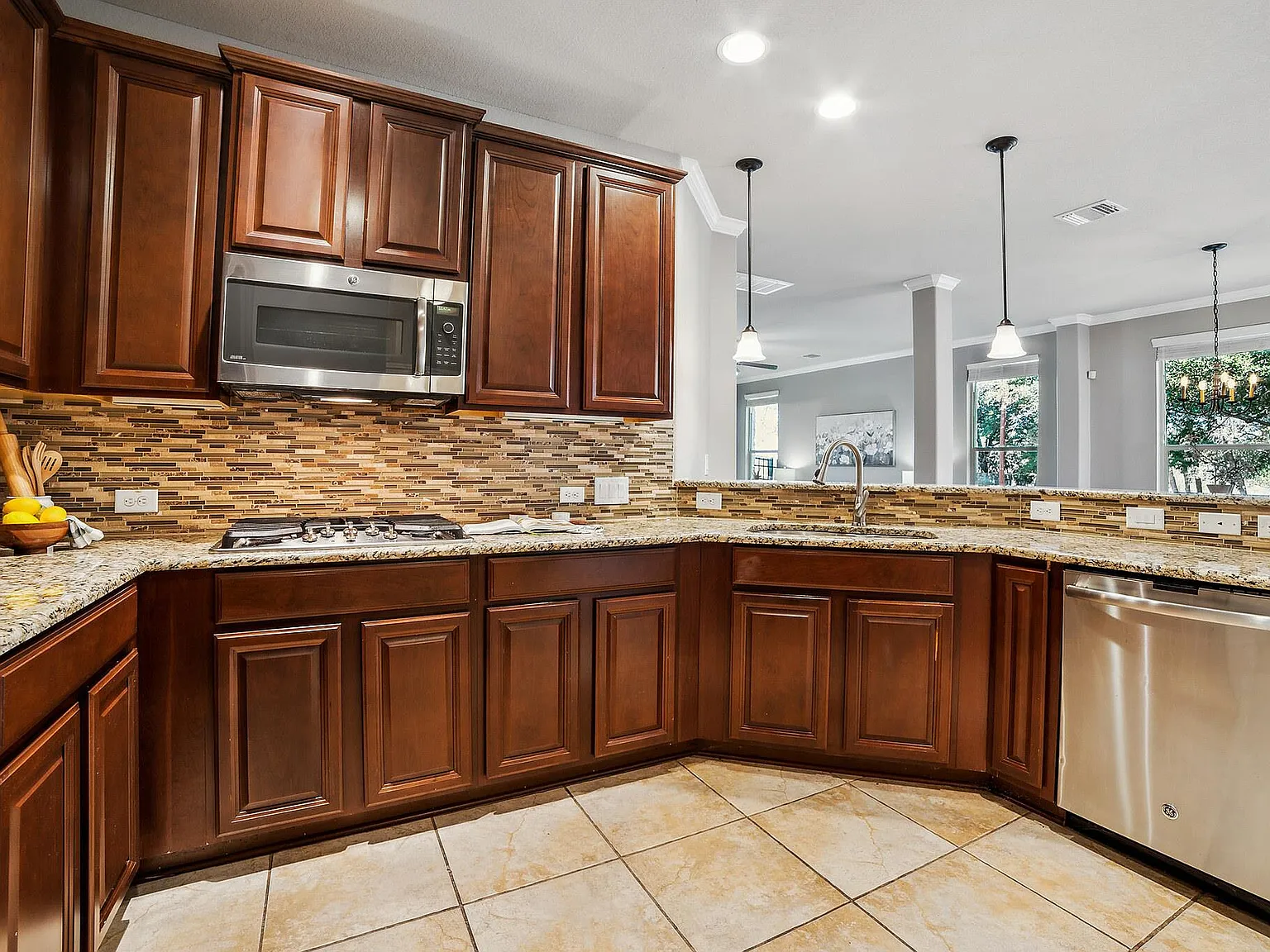 4 bed, 3.5 bath, 2524 sqft, $2,900 — Photo 4