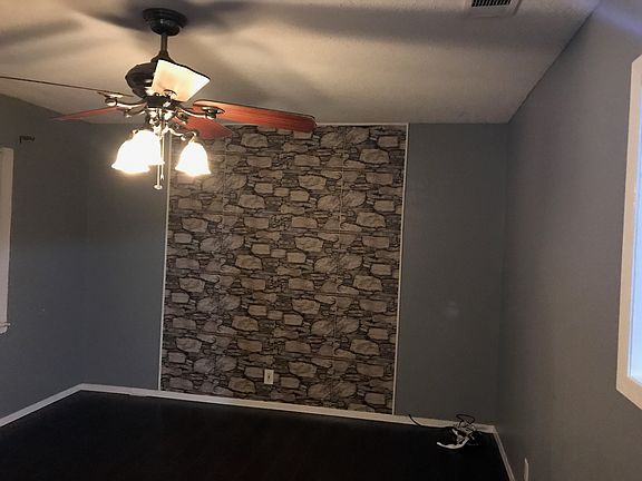 4th image of 801 Debra Dr