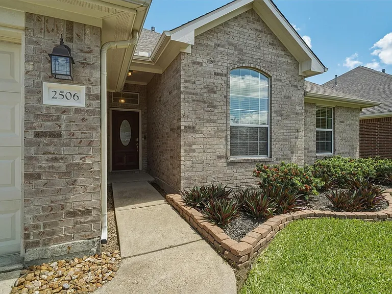 2506 Barton Springs St — Photo 2