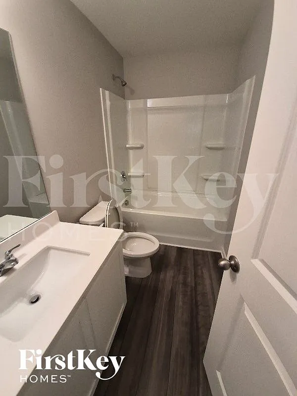 5 bed, 5.0 bath, 3208 sqft, $3,095 — Photo 2