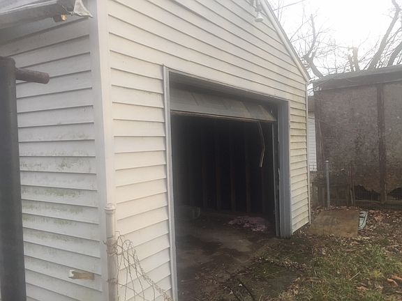 3rd image of 2261 Grasmere Ave