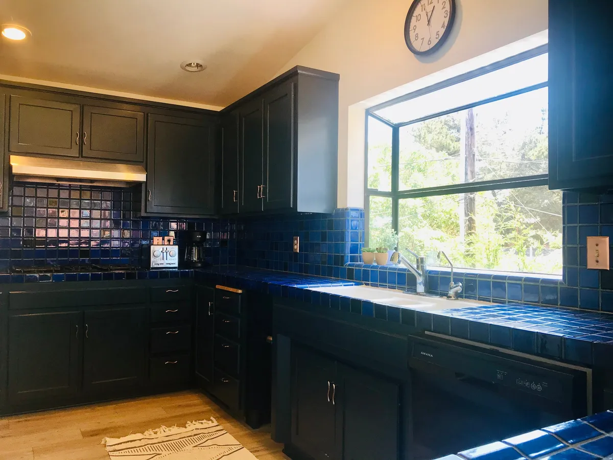 Cobalt blue tiled kitchen, fully appointed, gas stove - 312 Weymouth St