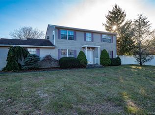 290 E Woodside Ave, East Patchogue, NY 11772