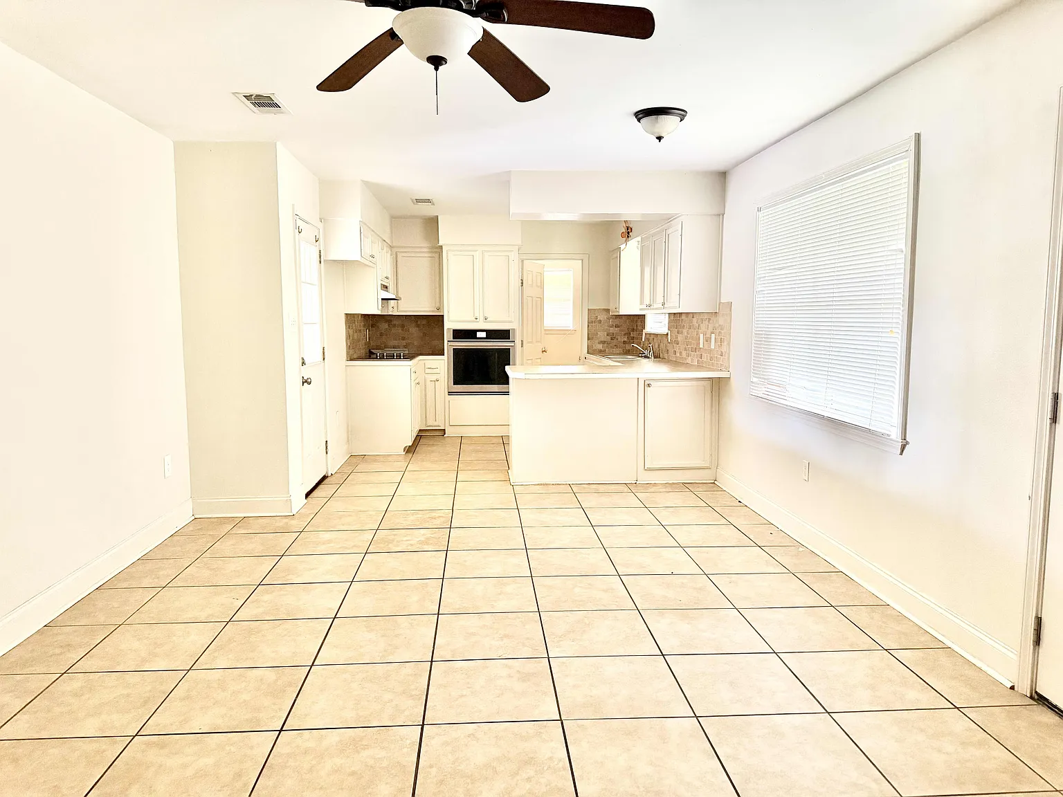 rf **9776 Yellowstone Avenue** - 1 — Photo 3