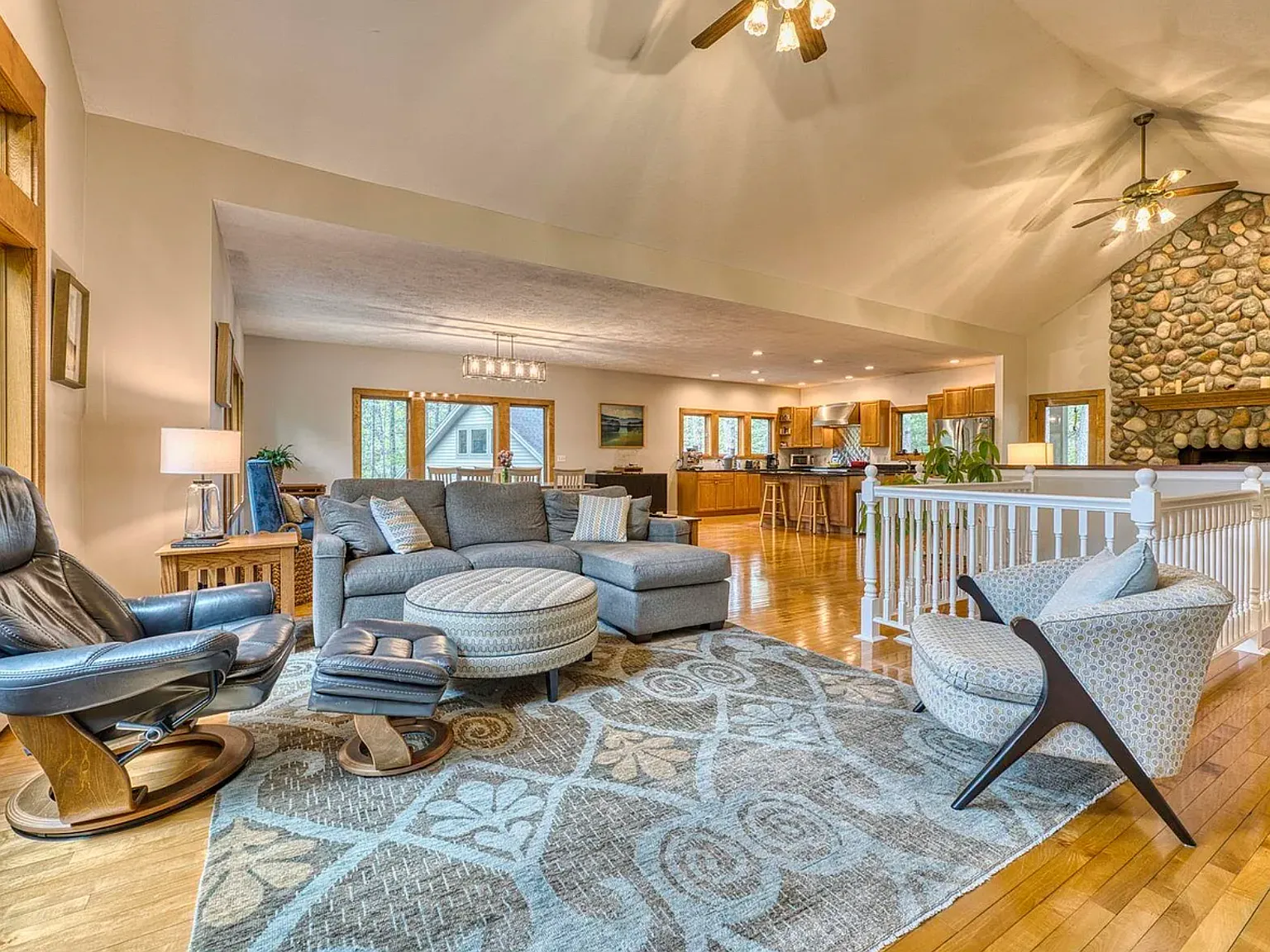 4 bed, 2844 sqft, $4,200 — Photo 3