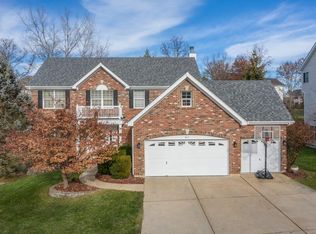 817 Castle Ridge Ct, Ballwin, MO 63021