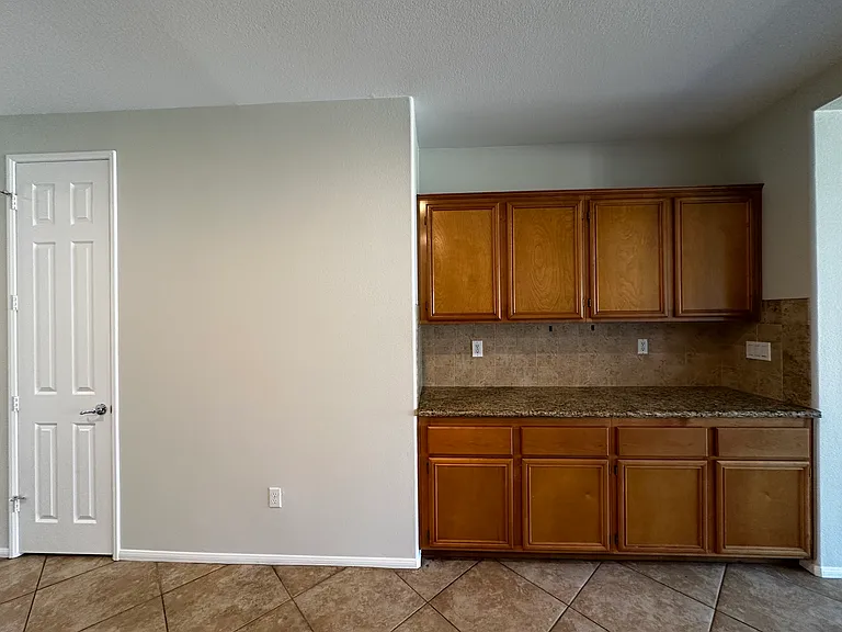 Emerald Ave — Photo 15
