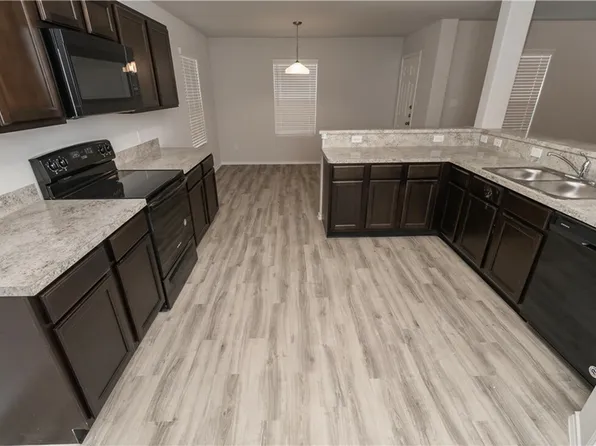 1112 Crossing Dr, Bryan, TX 77803