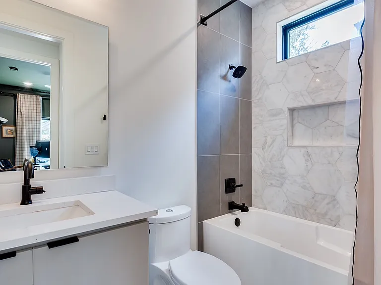 906 E 13th St #2 — Photo 16