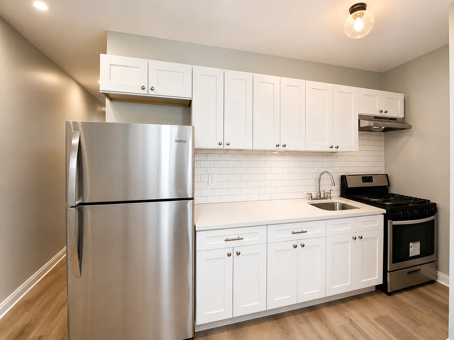 3 bed, 750 sqft, $2,100 — Photo 2