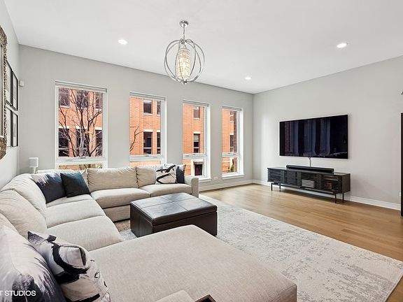 5th image of 1700 S Prairie Ave Unit 4