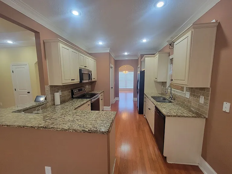 1010 Barrett Dr — Photo 5