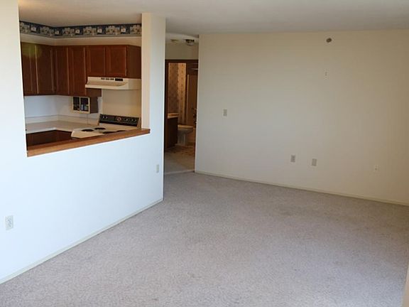 5th image of 6500 Woodlake Dr APT 913