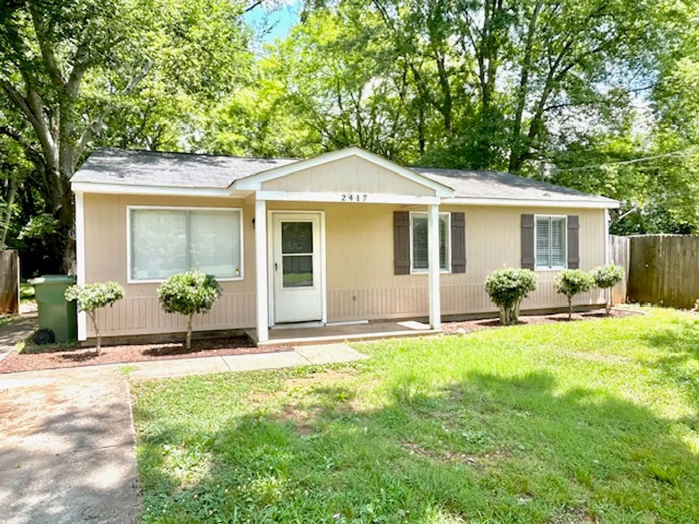 Available Now. Three Bedroom - Close To Alabama A&M! — Photo 1