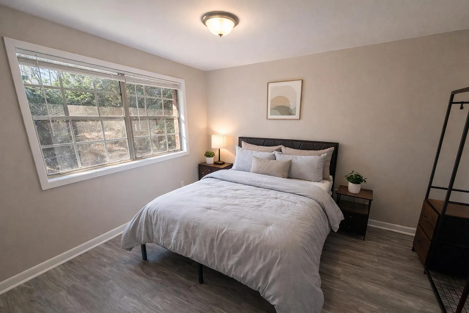 4 bed, 3.0 bath, 2100 sqft, $672 — Photo 1