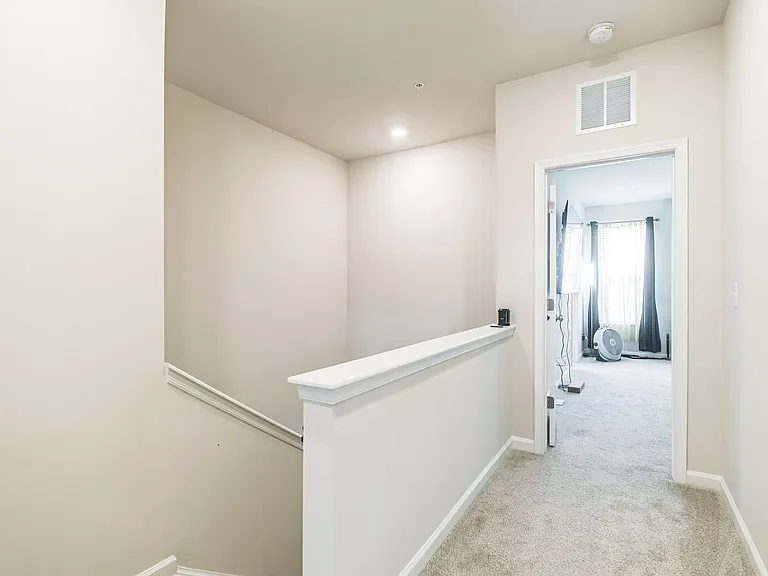902 California Dr NE — Photo 14