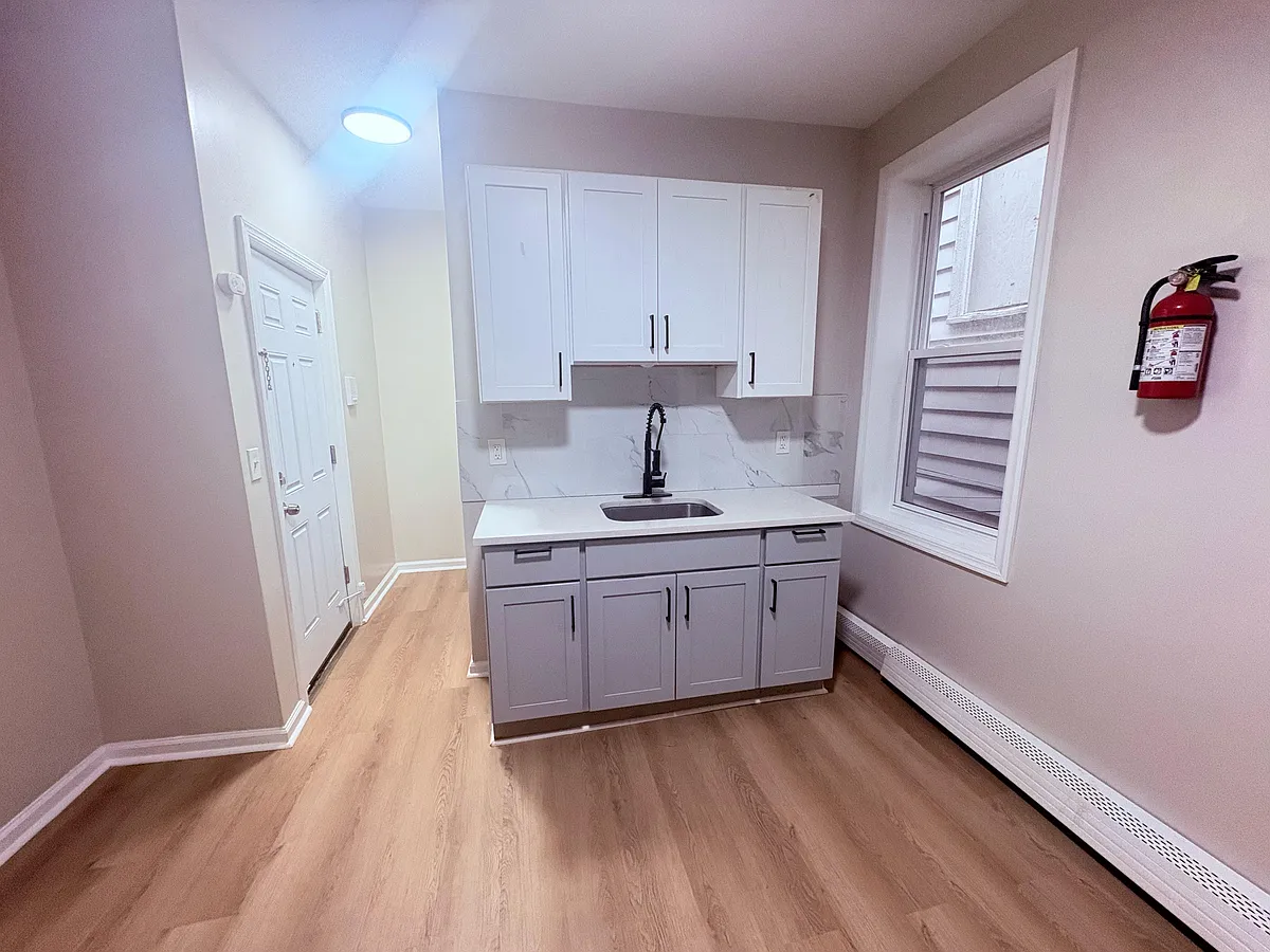 Building Photo - 476 River St #2B