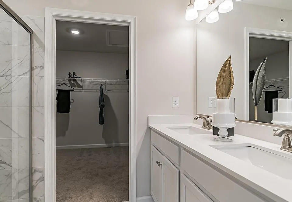 Masterbath with walking closet