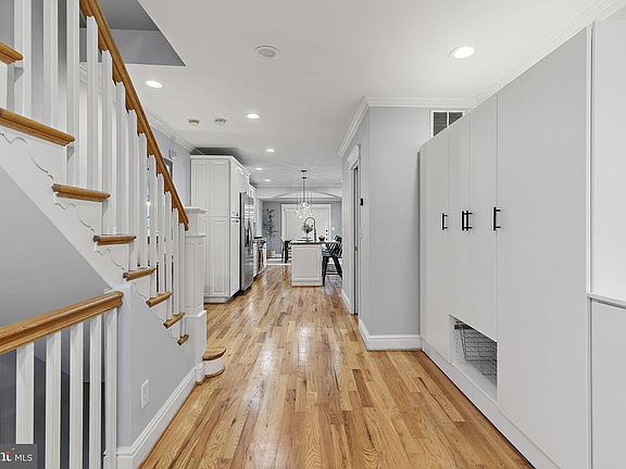 4th image of 11 E Hamburg St