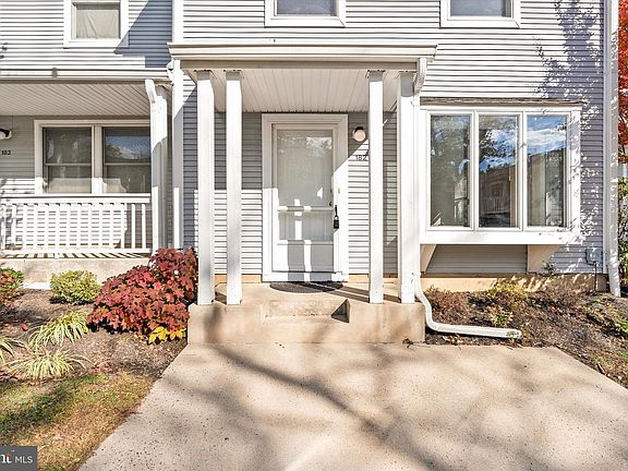 4th image of 182 Jonathan Dayton Ct
