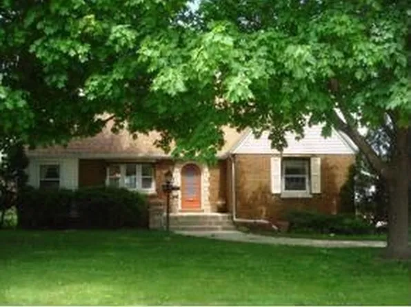 824 9th St, Menasha, WI 54952