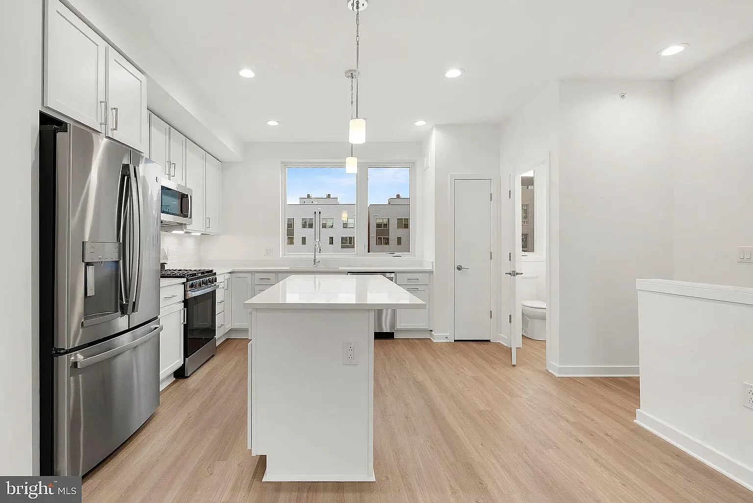 3 bed, 3.5 bath, 1883 sqft, $3,300 — Photo 3