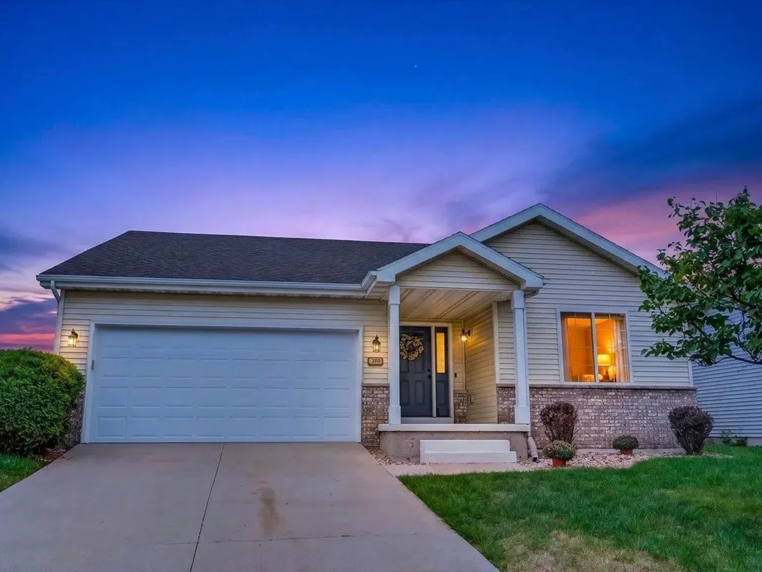 3 bed, 2.0 bath, 2051 sqft, $2,745 — Photo 2