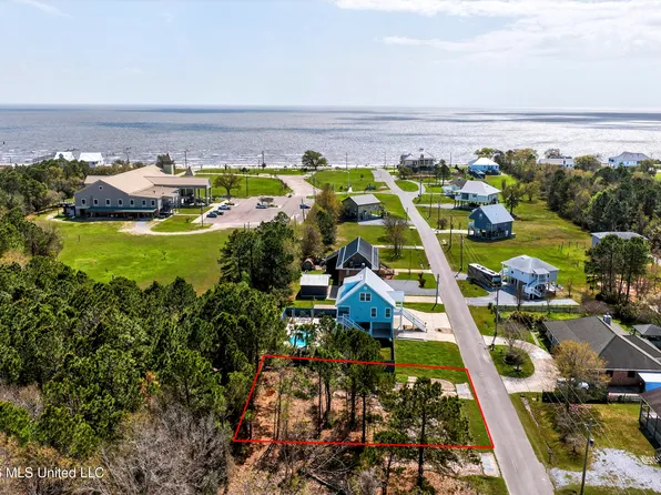 148 Vacation Ln, Waveland, MS 39576