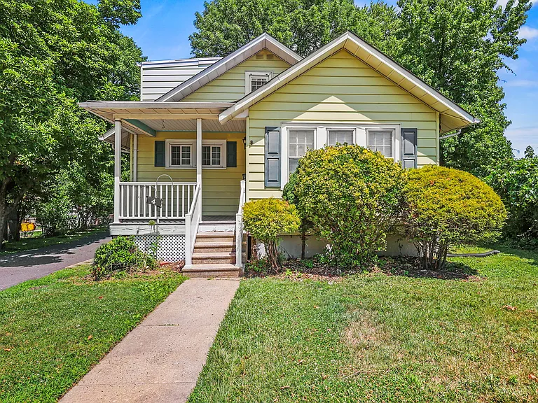 4 Thurston Ave — Photo 1