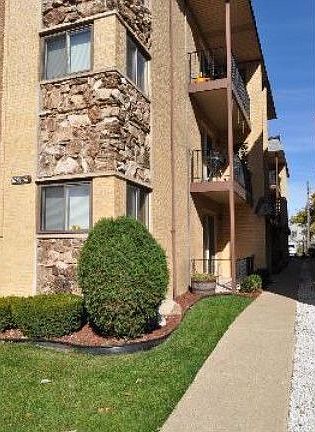 3rd image of 6261 N Northwest Hwy APT 1C